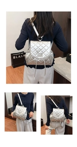 Détail du sac à dos argenté matelassé avec finition métallisée et boucle en métal brillant