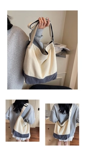 Détail d'un grand sac cabas en toile avec fond gris contrasté et large bandoulière