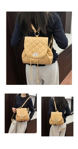 Détail du sac à dos matelassé beige montrant le cordon de serrage et la chaîne sur le mannequin