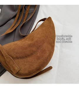 Nahaufnahme einer braunen Halbmondtasche aus Wildlederimitat mit weichem Stoff