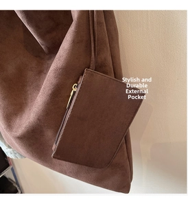 Détail d'un cabas en daim marron foncé avec une petite pochette zippée assortie amovible