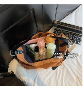 Vue de dessus du grand espace intérieur du sac cabas avec les essentiels quotidiens