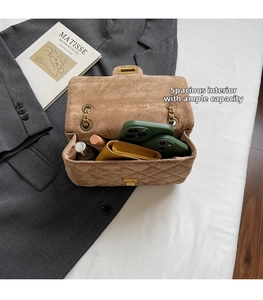 Vue détaillée de l'intérieur spacieux du sac matelassé en daim camel avec chaîne