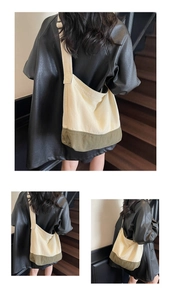 Vue détaillée du grand sac cabas en toile crème et olive porté par le modèle