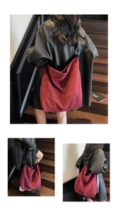 Détail du sac hobo en toile bordeaux avec large bandoulière noire sur un escalier