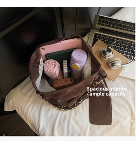 Sac seau en daim marron foncé avec intérieur spacieux montrant les objets du quotidien