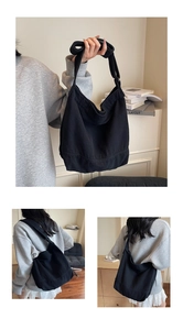 Détail du grand sac cabas en toile noire avec bandoulière réglable pour les cours et loisirs
