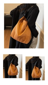 Détail du sac hobo en daim caramel avec bandoulière réglable en cuir noir et boucle