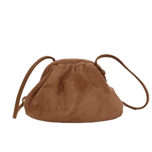 Detailansicht der braunen Wildleder-Cloud-Bag mit feinen Falten und Kordelzugträger