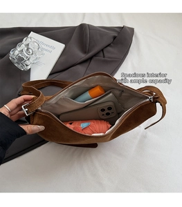 Geräumiges Wildleder-Tascheninnere mit Reißverschlussfach für Handy und Schirm