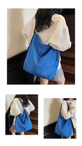 Détail de la silhouette souple et du daim bleu vif du grand sac cabas pour femme