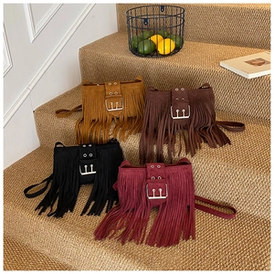 Vue détaillée de quatre sacs à franges bohèmes en camel, marron, noir et rouge vin