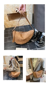 Detailansicht der braunen Wildleder-Halbmondtasche mit verstellbarem Riemen und Reißverschluss