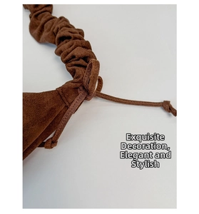 Detail der dunkelbraunen matten Schultertasche mit eleganten Kordelzug-Akzenten