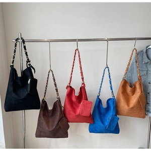 Sac cabas en daim à bandoulière chaîne et petite pochette assortie en cinq couleurs