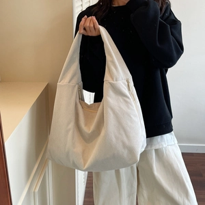 Détail du grand sac cabas en velours côtelé crème montrant la texture et la capacité