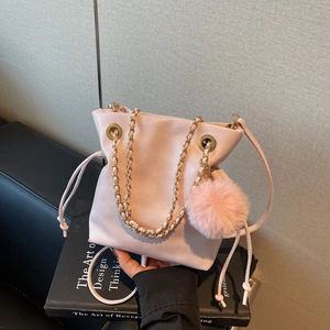 Sac Seau pour Femme en Cuir PU Minimaliste Couleur Unie Sac à Bandoulière Avec Chaîne Dorée et Pendentif Boule de Poils