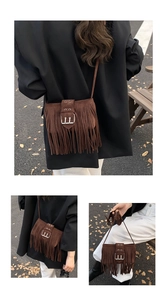 Gros plan détaillé du sac bandoulière en daim marron avec franges et boucle en métal