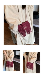 Détails du sac bandoulière bordeaux à franges avec une texture en daim mat et boucle métallique