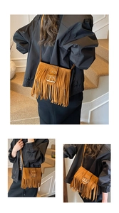 Détail macro du sac à franges marron avec boucle métallique et texture daim