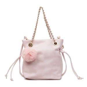 Sac à bandoulière rose minimaliste avec chaîne dorée et accessoire pompon en peluche