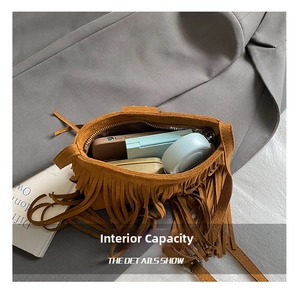 Vue intérieure du sac à franges en daim marron montrant l'espace de rangement chic