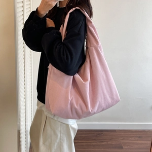 Sac cabas en velours côtelé rose pour femme montrant un sac à bandoulière décontracté