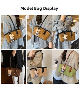 Détails de sacs fourre-tout tendance en daim aux tons terreux avec breloques d'ours