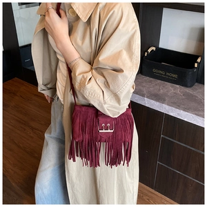 Stylish suede fringe shoulder bag for women, vintage casual crossbody bag with buckle.