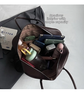 Vista dall'alto dell'interno della grande borsa tote in pelle marrone con ampio spazio interno