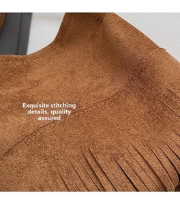 Detalle del bolso de ante marrón con flecos que muestra costuras y textura del material
