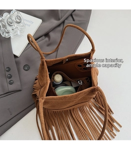Interior espacioso del bolso de ante marrón con flecos y bolsillo interno para cosméticos