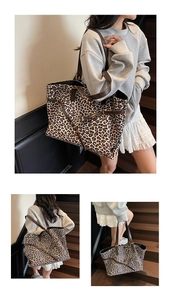 Dettagli della borsa tote leopardata con manici in pelle marrone e cinturini laterali