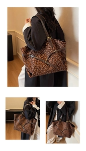 Dettaglio della grande borsa tote leopardata con tracolla marrone e fibbie dorate