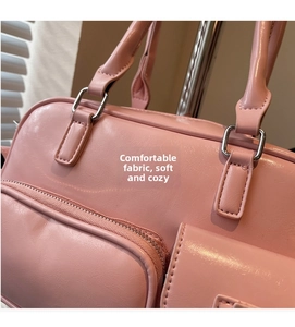 Detailansicht der pinkfarbenen Bowlingtasche mit Lederkörnung und silbernen Beschlägen
