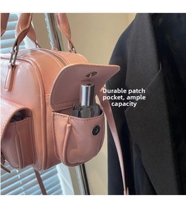 Detailaufnahme einer rosa glänzenden Bowlingtasche mit praktischer Seitentasche und Sprühflasche