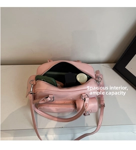 Innenansicht der rosa Bowling-Tasche mit viel Platz für Handy und Make-up