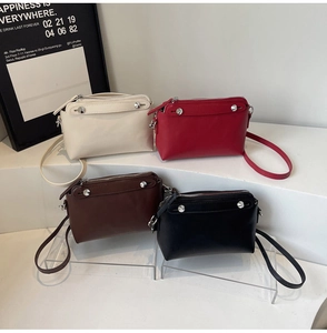 Kleine Umhängetaschen in Beige, Rot, Braun und Schwarz mit Nietenverzierung