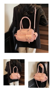 Detail der rosa Bowlingtasche mit mehreren Taschen und glänzendem Oberflächenfinish