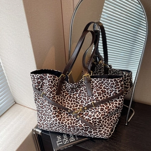 Grande borsa tote leopardata con manici in pelle marrone e dettagli dorati per uso quotidiano