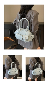 Detail der hellblauen Bowlingtasche aus Kunstleder mit Taschen und Tragegriffen