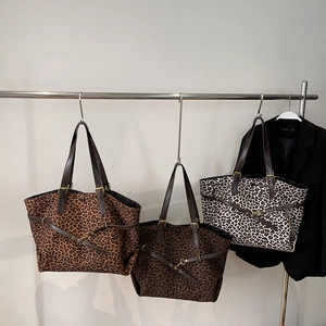 Tre borse tote con stampa leopardata in varie tonalità con manici in pelle