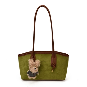 Sac bandoulière en daim vert olive avec garniture en cuir marron et pendentif ours mignon