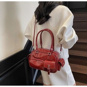 Detailansicht einer glänzenden roten Bowlingtasche mit Taschen und Doppelgriffen