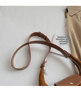 Détail d'un sac à bandoulière en cuir marron et daim avec des finitions métalliques argentées