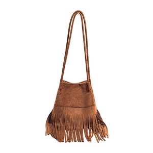 Bolso bombonera bohemio de gamuza marrón con flecos largos y correa de hombro delgada