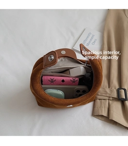 Vue intérieure montrant la grande capacité de rangement du sac à main en daim brun