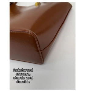 Gros plan détaillé des coins renforcés et des coutures de ce sac cabas en cuir marron foncé