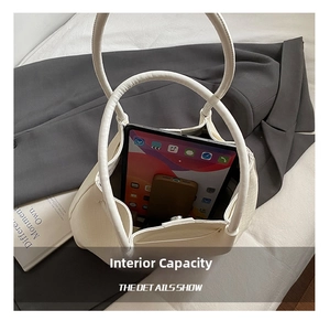 Vue de dessus du sac cabas tressé blanc montrant sa grande capacité pour tablette