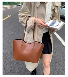 Grand sac cabas marron à la mode présenté dans une tenue de style urbain